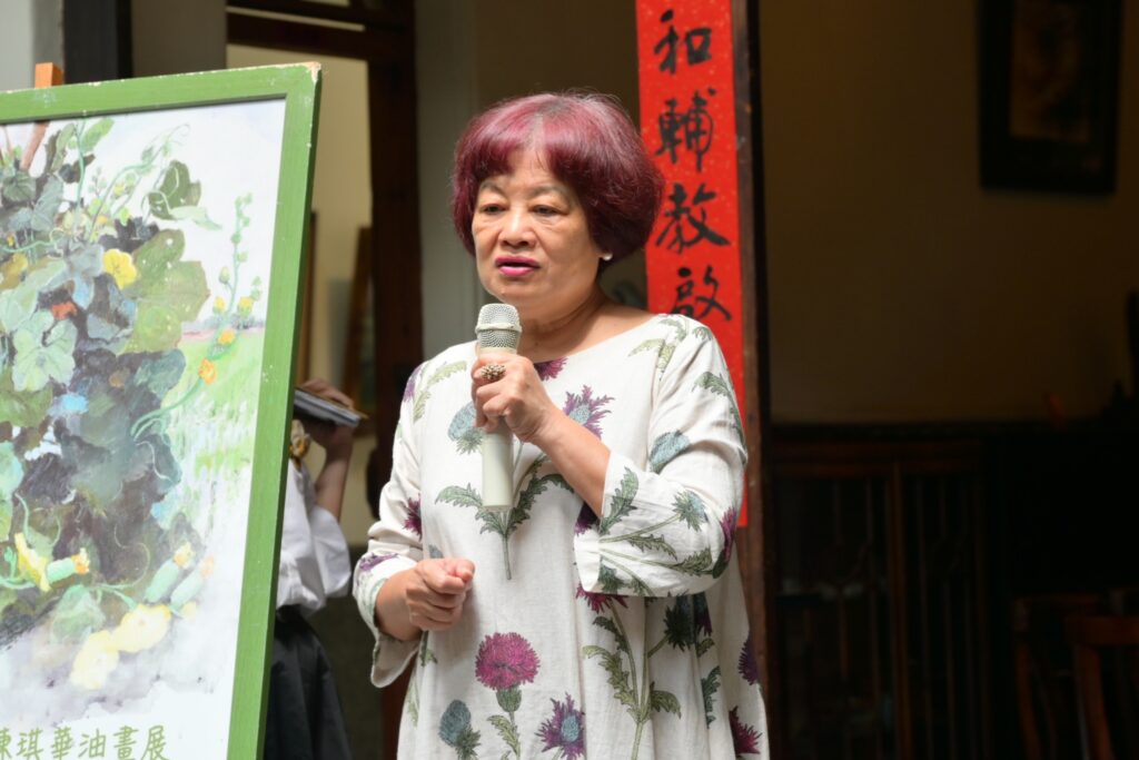 ▲雲林西螺生態博物館館館長暨西螺平原社大的校長何美慧，特別出席開幕式，並向展出藝術家陳琪華道賀。（圖/陳琪華 提供）