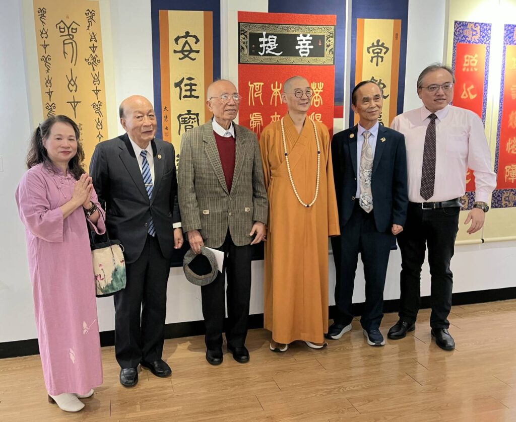▲桃園佛像畫創作藝術家趙願心老師(左)與桃園市趙氏宗親會創會會長趙昌平(左三)一行,在展場與廣修禪寺助持大慧法師(右三)合影留念,呈現出法喜充滿的心靈真摯感受,際遇難得且快意。(記者 詹佳綺/攝)