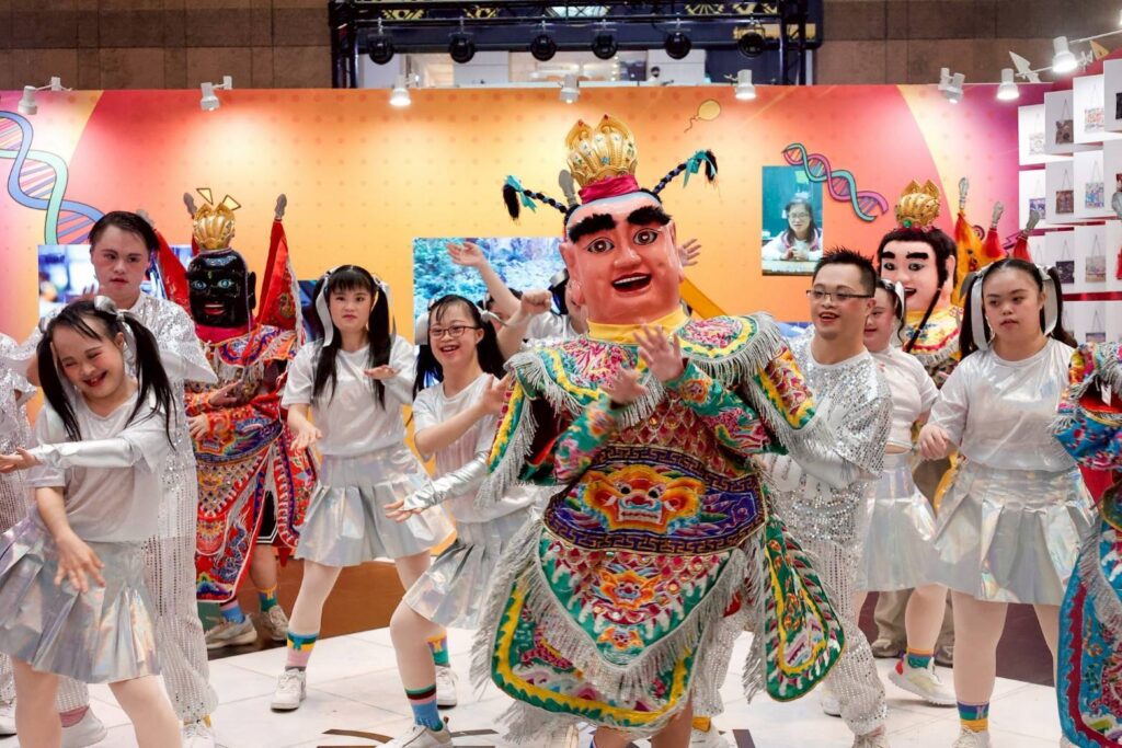 ▲三太子特別與唐氏症者在開幕式上演出，掀起活動的高潮。（圖/臺鐡公司 提供）