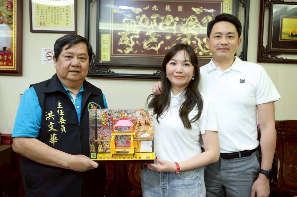 ▲宏利發建設董事長楊雅婷（中）與總經理陳君毅（右）獲贈「粉紅超跑」神轎模型，並與白沙屯拱天宮主委洪文華（左）合影留念。（記者 詹佳綺/攝）