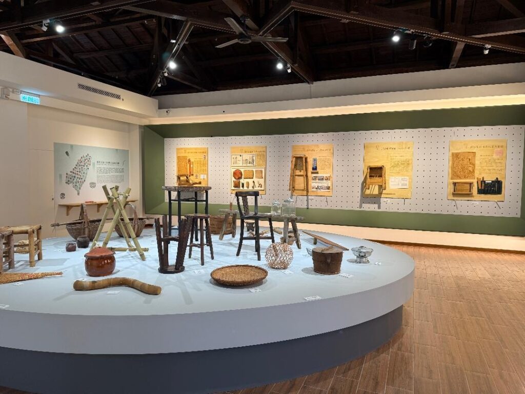 顏水龍紀念館II「顏水龍的工藝精神與影響」展覽中展出的工藝及民藝品。(圖/文化局提供)