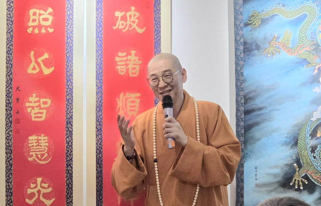 ▲廣修禪寺住持大慧法師,以他的書寫作品「破諸煩惱障 照以智慧光」 做詮釋,呼應大家對佛法的導引與遵從產生新的定律,讓佛走入生活,迎向智慧。(記者 詹佳綺/攝)