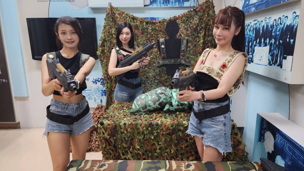 ▲戰地美女的裝扮,帥氣十足。(記者 辛澎祥/攝)