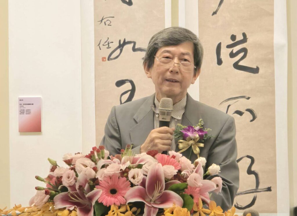 ▲書法教育月刊社社長蔡明讚認為，藉由中國標準草書所籌辦的這次年度大展，彰顯出右老文人的極致精神，在文學與藝術所延伸的精神文明中，帶領大家探索其深邃的文化境界。（記者 詹佳綺/攝）