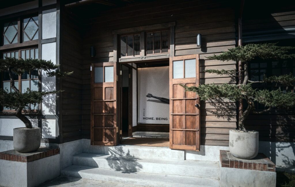 由老屋轉生成藝文空間的「Ippuku_林森40」，將歷史、藝術、生活融合一體，為都市中增添一個停留區域。（圖/臺中市文化局提供）
