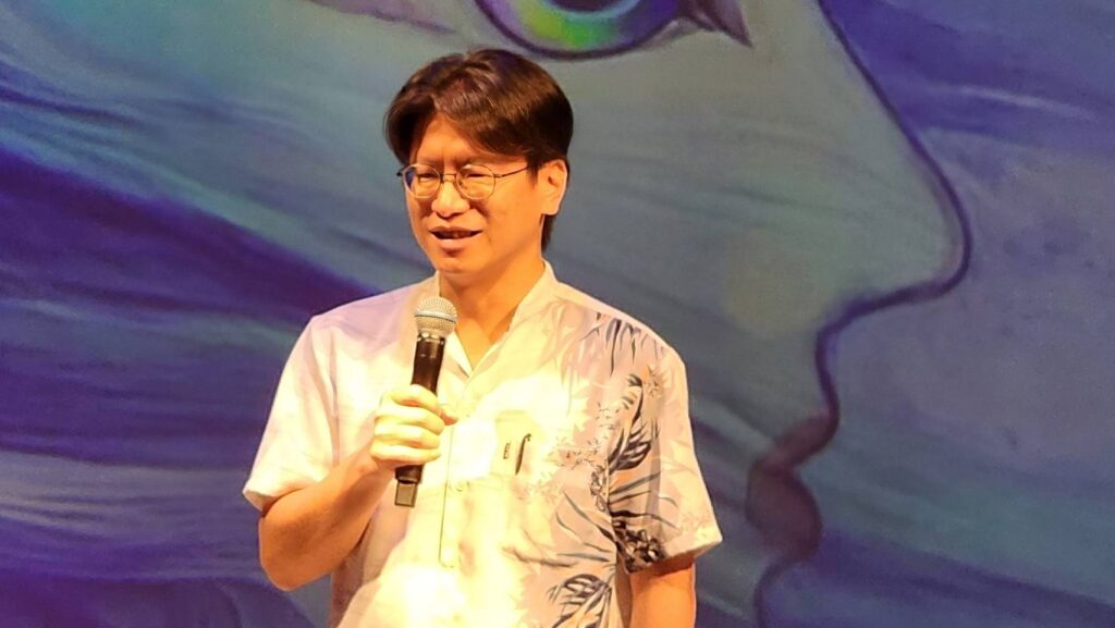 ▲臺灣音樂館主任賴世哲特別介紹這次設計了豐富內容參與大地藝術節的節目演出,讓音樂感染民眾與遊客,呈現不一樣的臺東。(記者 辛澎祥/攝)