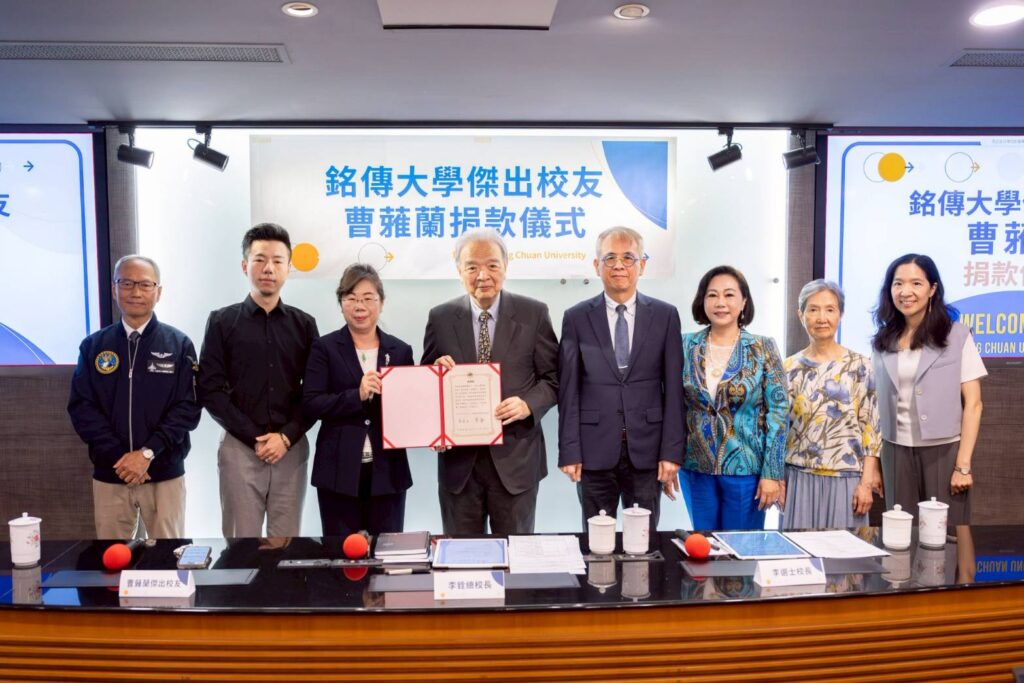 ▲李銓總校長(左四)代表銘傳大學致贈感謝狀給曹蕥蘭校友(左三),現場氣氛溫馨感人,場面熱烈。(記者 辛澎祥/攝)