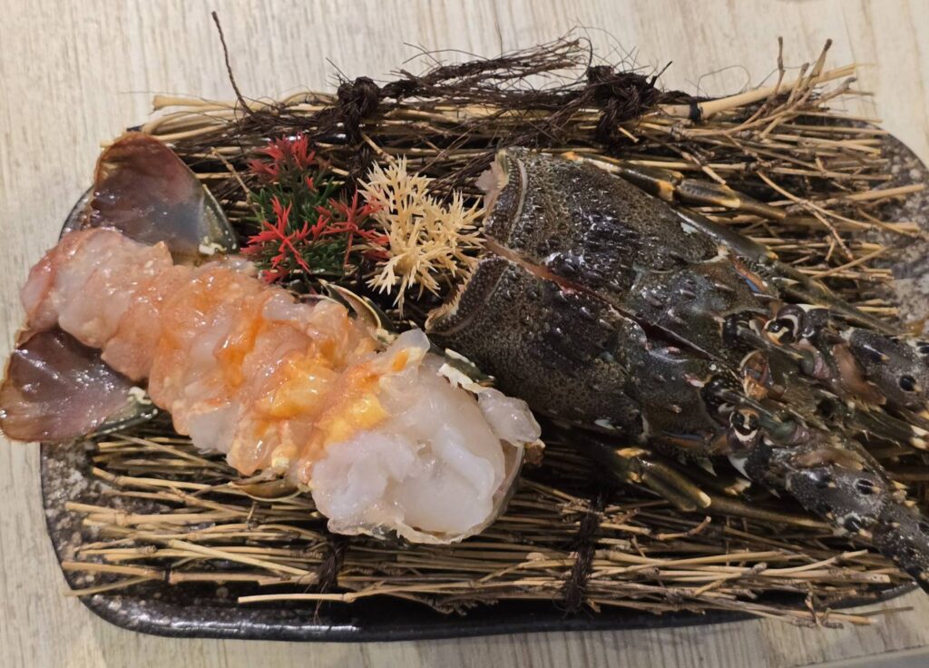 ▲龍蝦供應在三本亭是常態性的服務項目,也讓高端海鮮走上鍋物餐桌,令人眼前為之一亮。(記者 詹佳綺/攝)
