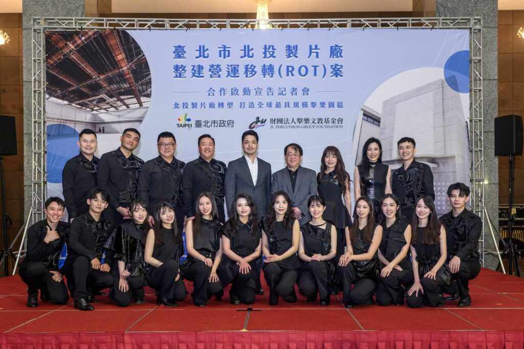 ▲蔣萬安市長（後排中）與擊樂文教基金會營運團隊合影留念。（圖/臺北市政府文化局 提供）