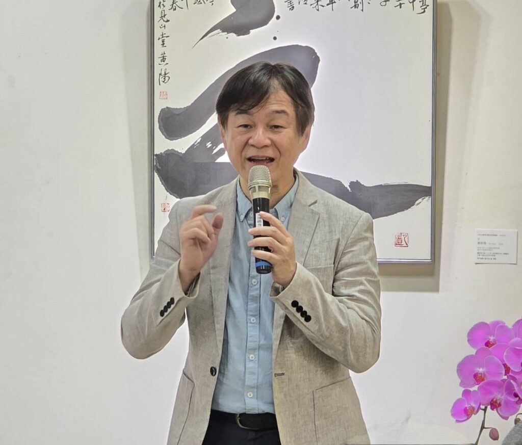 ▲華梵大學人文及藝術學院院長黃智陽認為,讓每位參展書家從蘭亭序中擇一字書寫,帶給觀者不同的心境體悟與視野的延伸,展覽所承載的文化內涵與深廣度更具可觀性。(記者 詹佳綺/攝)