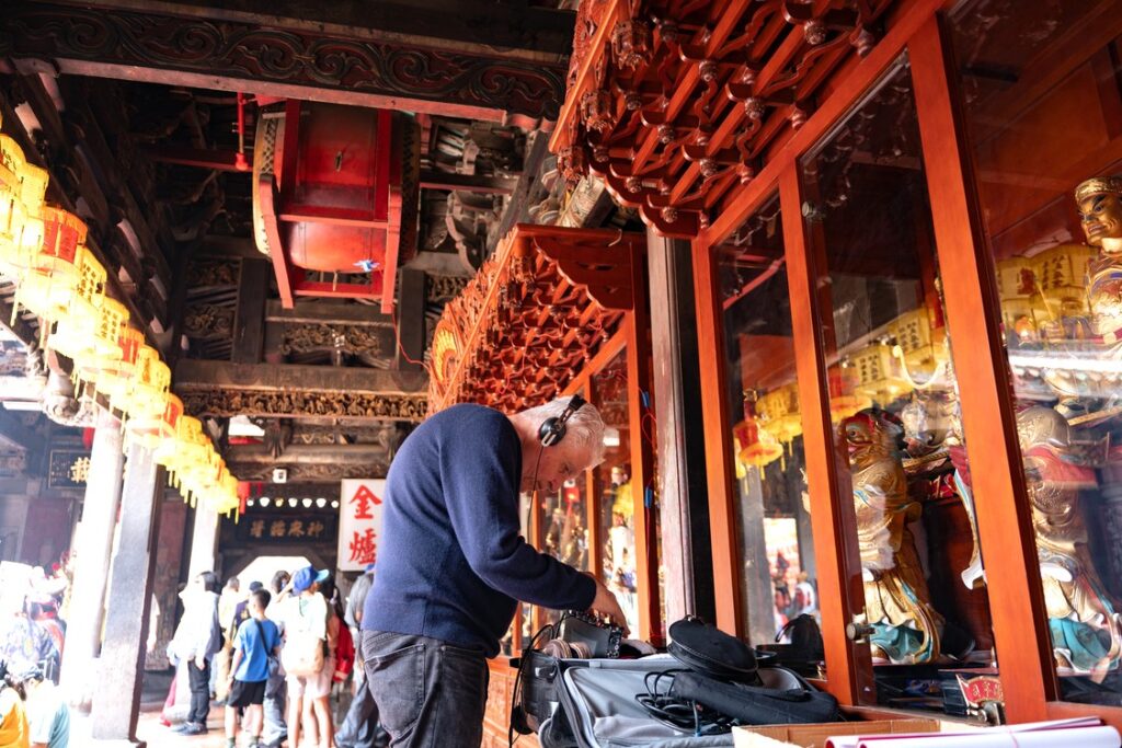 國美館駐館藝術家比爾．豐塔納於鹿港天后宮田調與採集創作素材 。（圖/國美館提供）