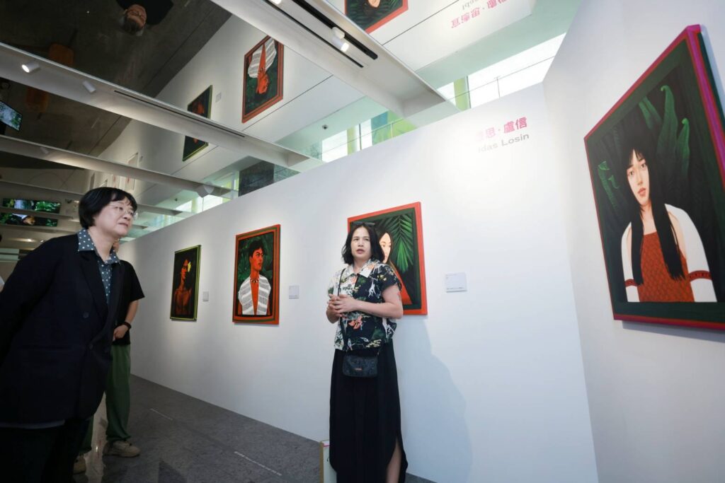 ▲徐宜君次長(左)對展出作品有著濃厚的興趣。(圖/文化部 提供)