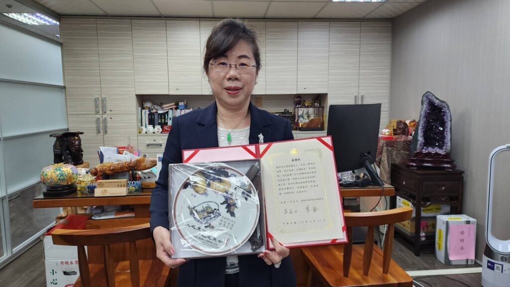 ▲曹蕥蘭董事長捐款儀示結束後,展示其收到銘傳大學校方所頒贈的感謝狀與紀念獎牌,可謂是企業精神展現後的珍貴回饋。(記者 辛澎祥/攝)