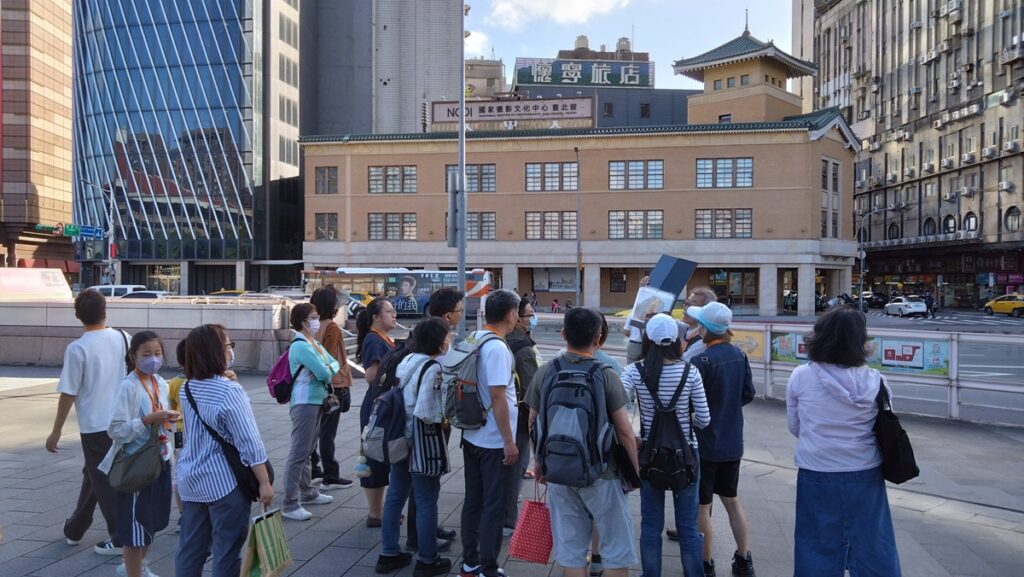 「相機街 × 城中區」走讀導覽活動，帶領民眾走入與攝影文化密切相連的街區，體會攝影如何形塑街區的獨特氛圍。（圖/國家攝影文化中心提供）