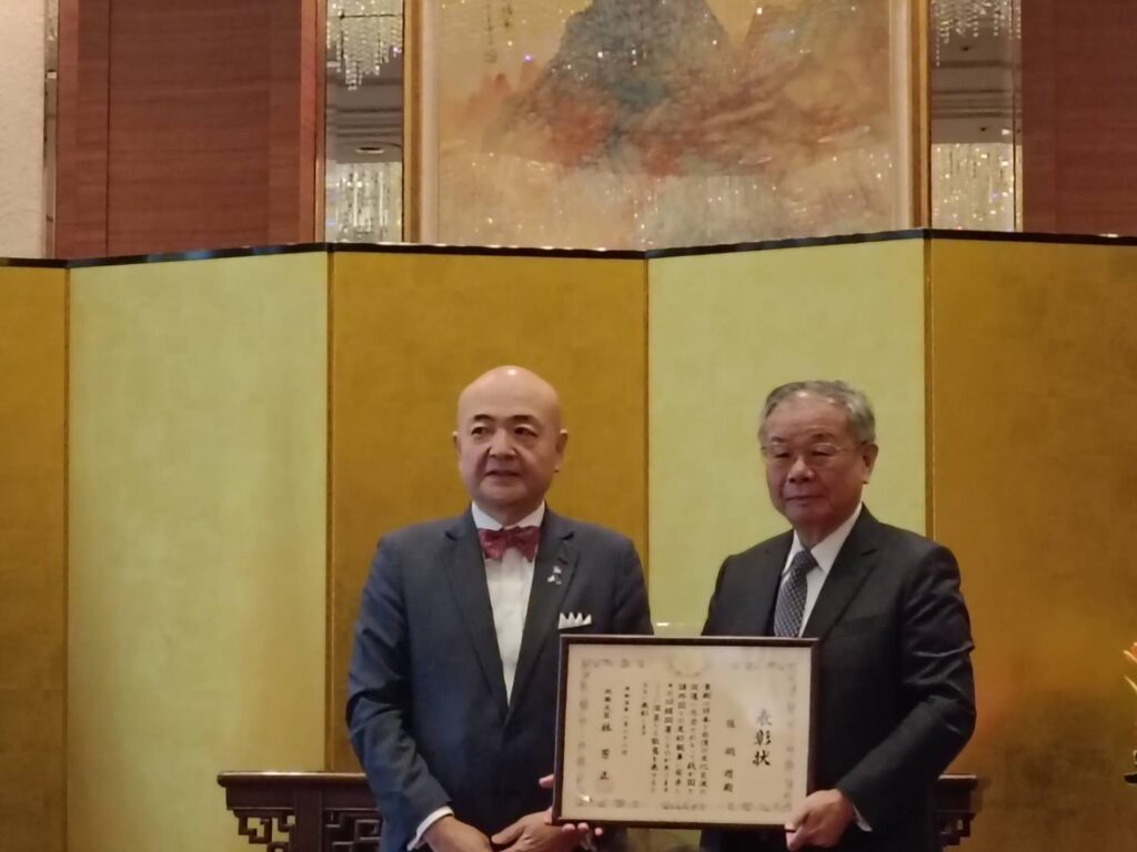 ▲2023年張炳煌（右）榮獲日本外務大臣頒授表彰狀殊榮，以表彰對他推動臺日文化交流所做出的重大貢獻，並由日本駐台代表片山和之（左）代表日本外務省頒發，兩人合影留念，場面隆重。（記者 辛澎祥/攝）