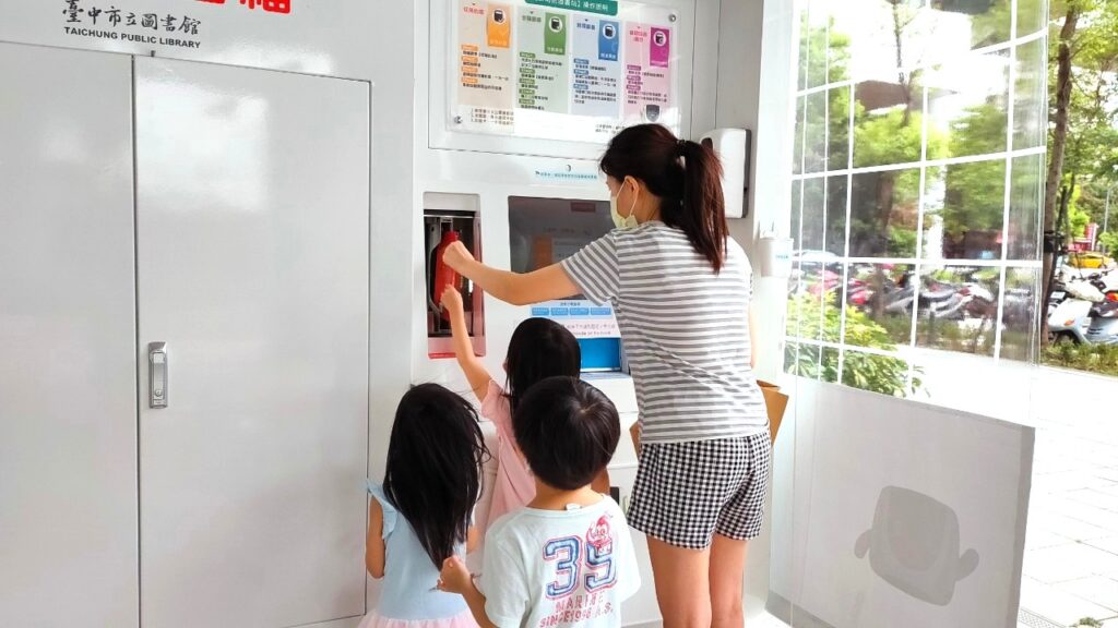 松竹捷運站設置全市首座24小時自助借還書站，提供便利閱讀服務。（圖/台中市立圖書館提供）