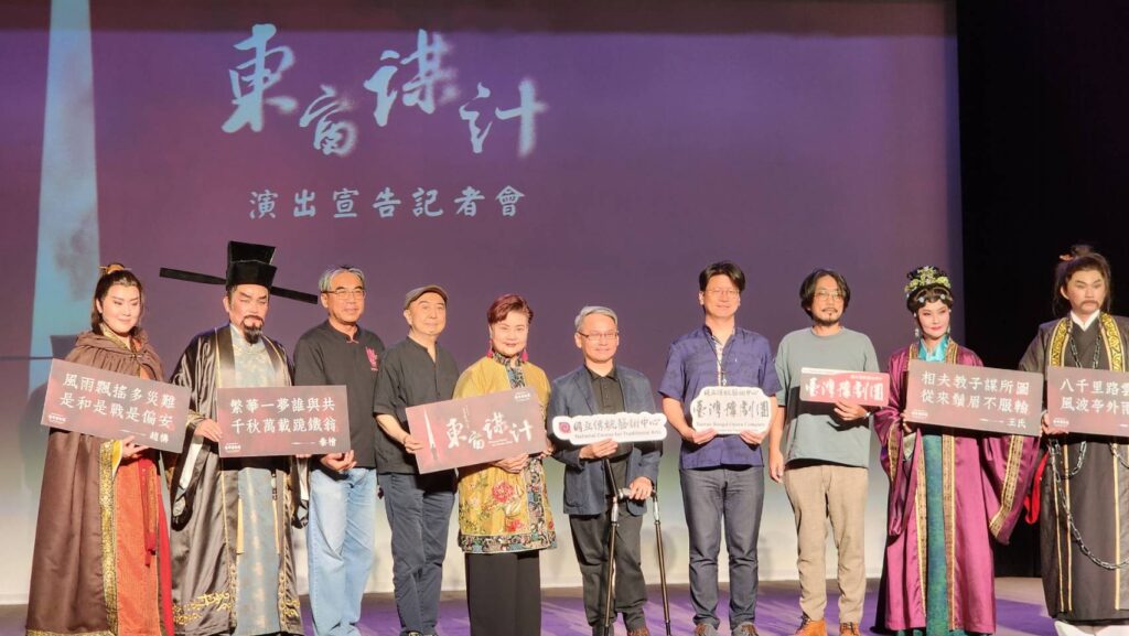 ▲主協辦方與「東窗謀計」演員合影留念。（記者 辛澎祥/攝）