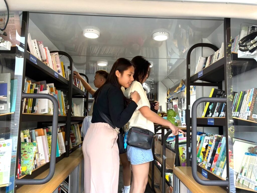 行動圖書車前往中市學校及社區等閱讀據點提供服務。（圖/台中市立圖書館提供）