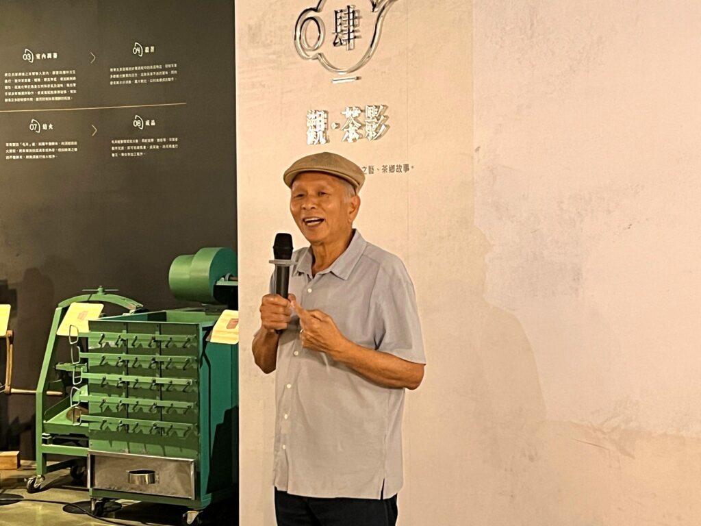 《時光橋》展覽17日舉辦開幕活動，攝影家阮義忠先生分享拍攝時的點滴歷程。（圖/ 坪林茶葉博物館提供）