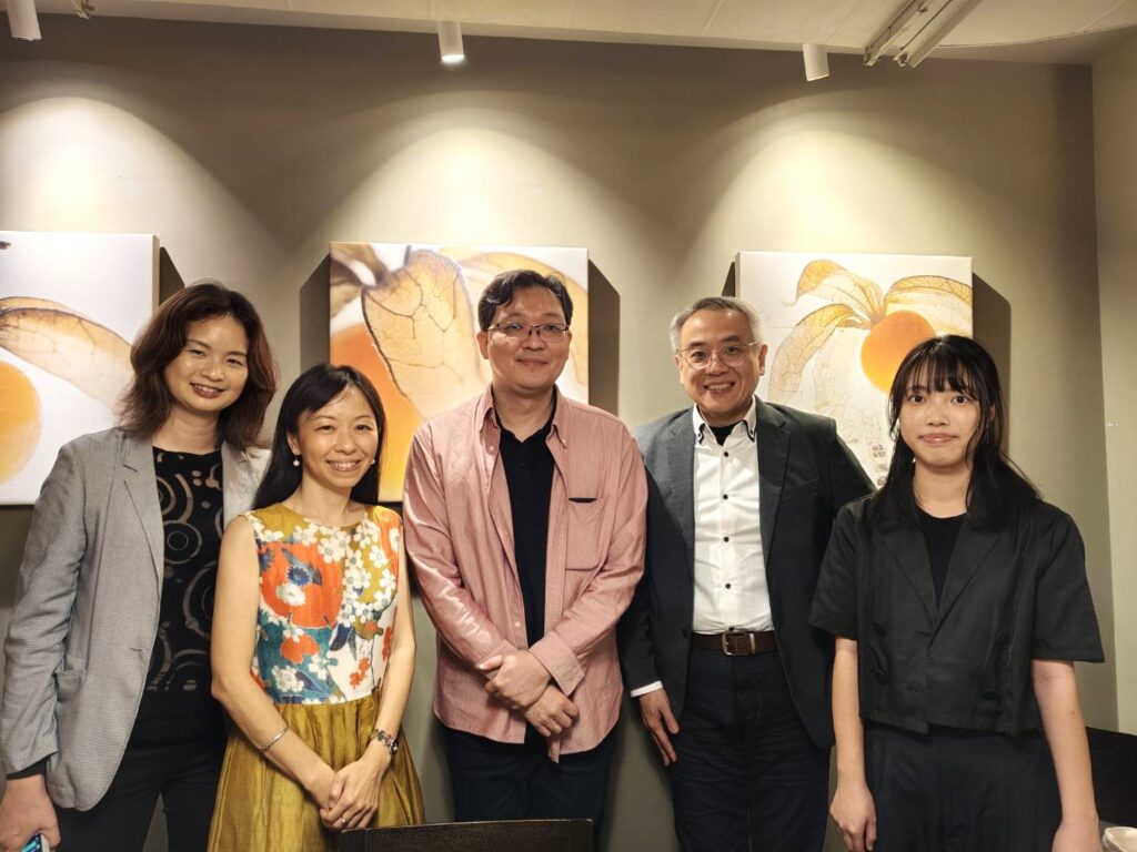 作曲家李元貞（左起）林京美、NSO代理首席鄧皓敦、音樂學家沈雕龍、青年作曲家陳韻柔合影。（記者 陳安婷/攝）