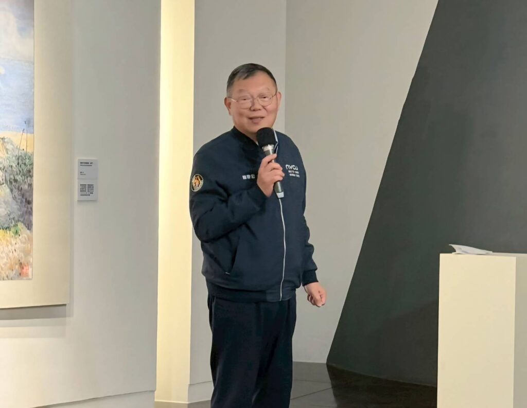 ▲國立陽明交大校長林奇宏出席開幕盛會時，特別向黃光男教授表達展覽的道賀之意，並強調黃光男教授在藝術創作領域的卓越成就。（圖/黃光男 提供）