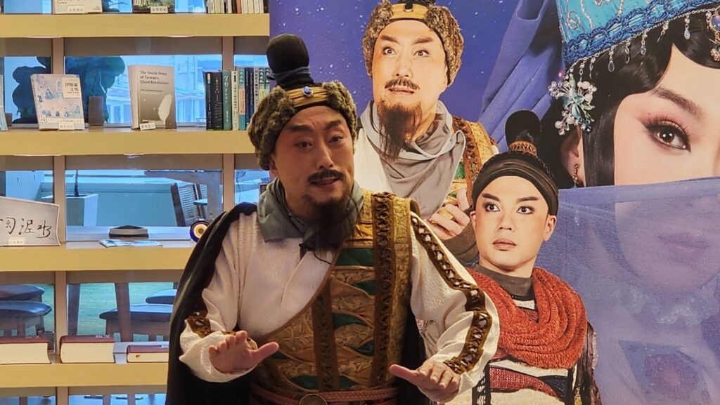 ▲李寶春既編又導暨演的多重角色,演活了改編京劇的精髓,更將情感的詮釋緊扣在張力極強的劇情發展之中,令人讚嘆不已。(記者 辛澎祥/攝)