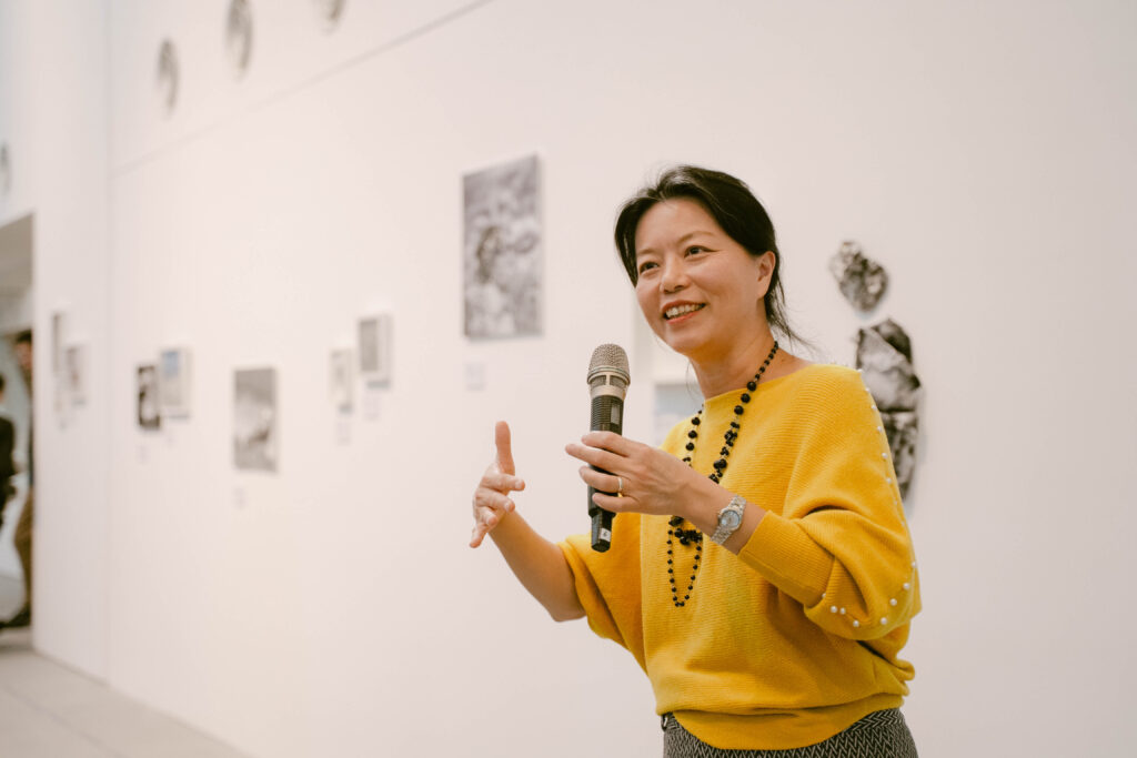 策展人陳明惠老師透過導覽與交流，提供學生近距離接觸當代藝術的機會，促進公共議題的理性對話。（圖/臺南市文化局提供）