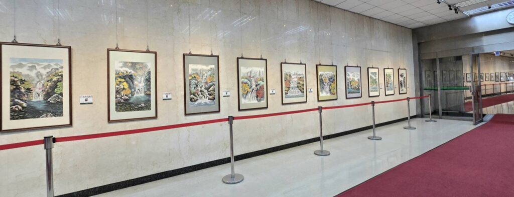 ▲臺灣土地銀行總行館前藝文走廊的廖仁彬水墨展,將帶給民眾與藝文界人士一個初夏涼意,在水墨作品中備顯快意自在。(記者 詹佳綺/攝)