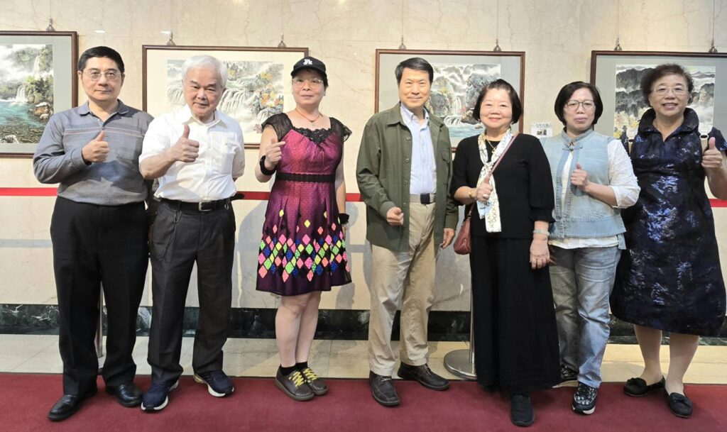▲廖仁彬個展開幕式上,多位書畫界好友與藝友前來道賀,並開心合影留念。(記者 詹佳綺/攝)