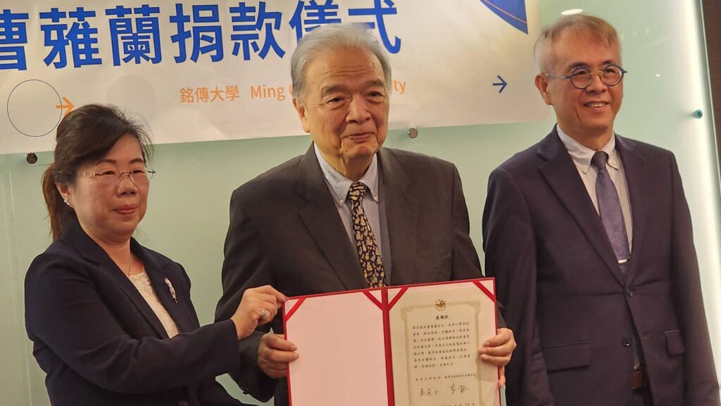▲李銓總校長(中)代表銘傳大學致贈感謝狀給捐款給學校的曹蕥蘭校友(左),受到全場熱烈的掌聲,並與校長李選士(右)等三人合影留念。(記者 辛澎祥/攝)