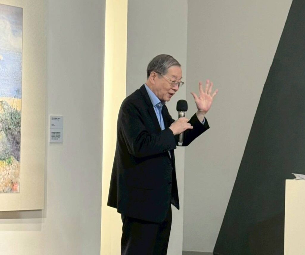 ▲前考試院院長黃榮村，特別在黃光男個展開幕式上致詞表達對黃光男校長的藝術性與創作風格表達讚賞。（圖/黃光男 提供）