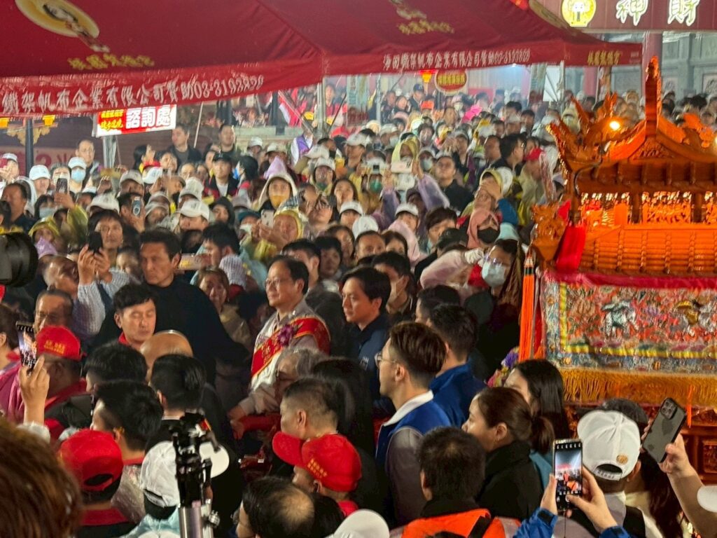 ▲桃園龍德宮媽祖遶境起馬夜受到信眾與地方士紳的支持與肯定，大家情緒高昂的參與媽祖進香活動，場面顯得格外熱烈。（圖/張炳煌 提供）