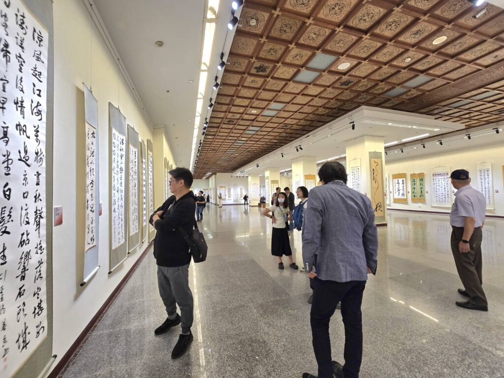 ▲國立中正紀念堂第一展廳所展出中國標準草書國際書法展作品，展出環境寬敞優雅，動線流暢自在，是觀展者的一大享受，徜徉其間必有所獲，也是主辦方匠心獨具的安排與設計，備受外界讚譽。（記者 詹佳綺/攝）