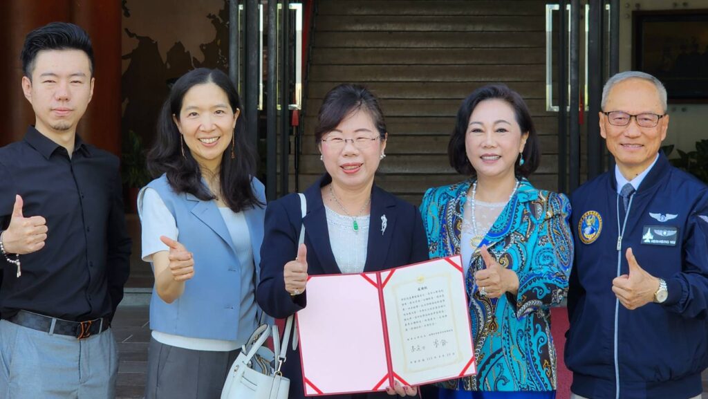 ▲銘傳大學傑出校友曹蕥蘭(中)持感謝狀與貴賓們開心互動,合影留念。(記者 辛澎祥/攝)