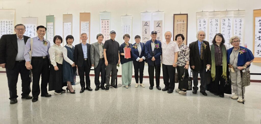 ▲中國標準草書學會理事長黃勻祺（右七）與出席開幕式的書家及貴賓合影留念。（記者 詹佳綺/攝）