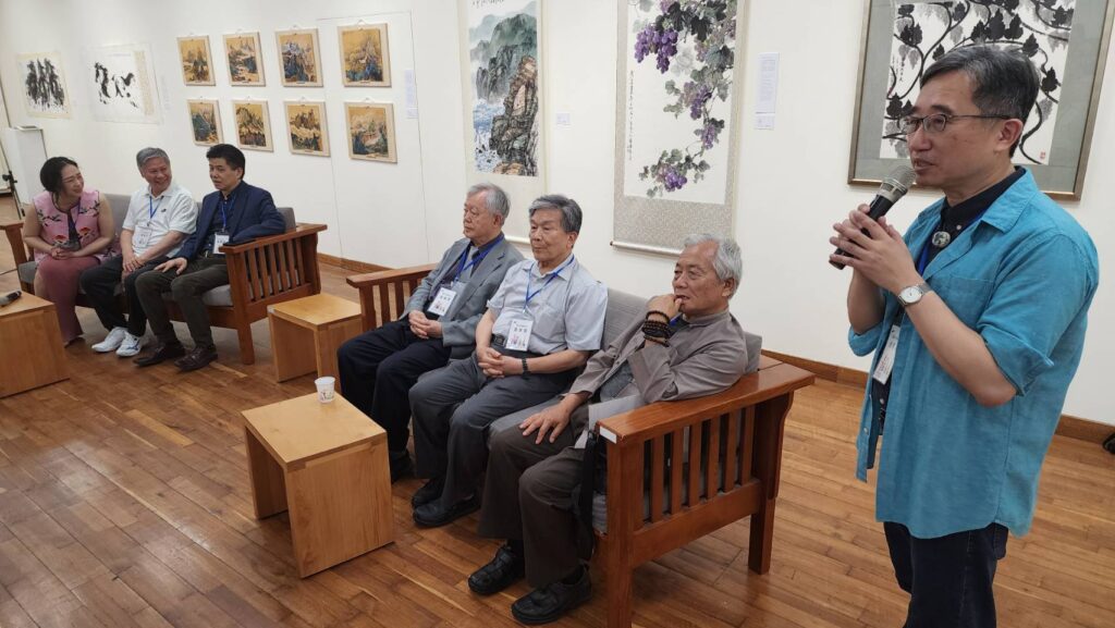 ▲本展策展人何堯智教授（右）為國際學術交流展座談會開場，表達了邀請參展者及策展人共聚觀點，呈現兩地在藝術創作上的不同觀察與體悟，格外受到關注。（記者 辛澎祥/攝）