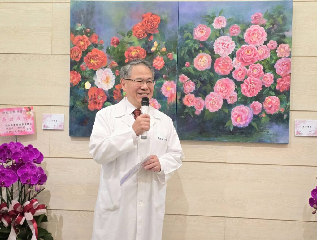 ▲書田診所黃榮堯院長在開幕式上致詞時強調周碧玉老師兼具美學造詣與文學素養,展出作品帶給大家身心靈的療癒與愉悅。(記者 詹佳綺/攝)