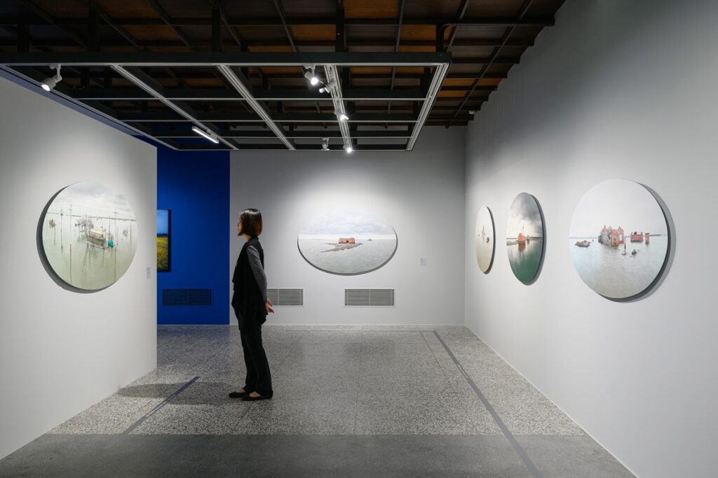 「敘事的向度」與「時代的側寫」中，攝影家以鏡頭形塑觀點，紀錄時代議題，也觀照社會角落，展現攝影在場見證的實踐力道。（圖/國家攝影文化中心提供）