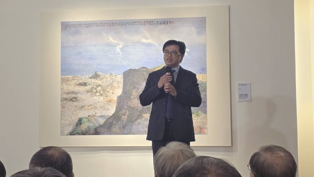 ▲本展策展人陳炳宏教授，說明這次為黃光男教授策展的過程與觀察其作品的藝術特質，並與現場貴賓分享所見心得。（圖/陳炳宏 提供）