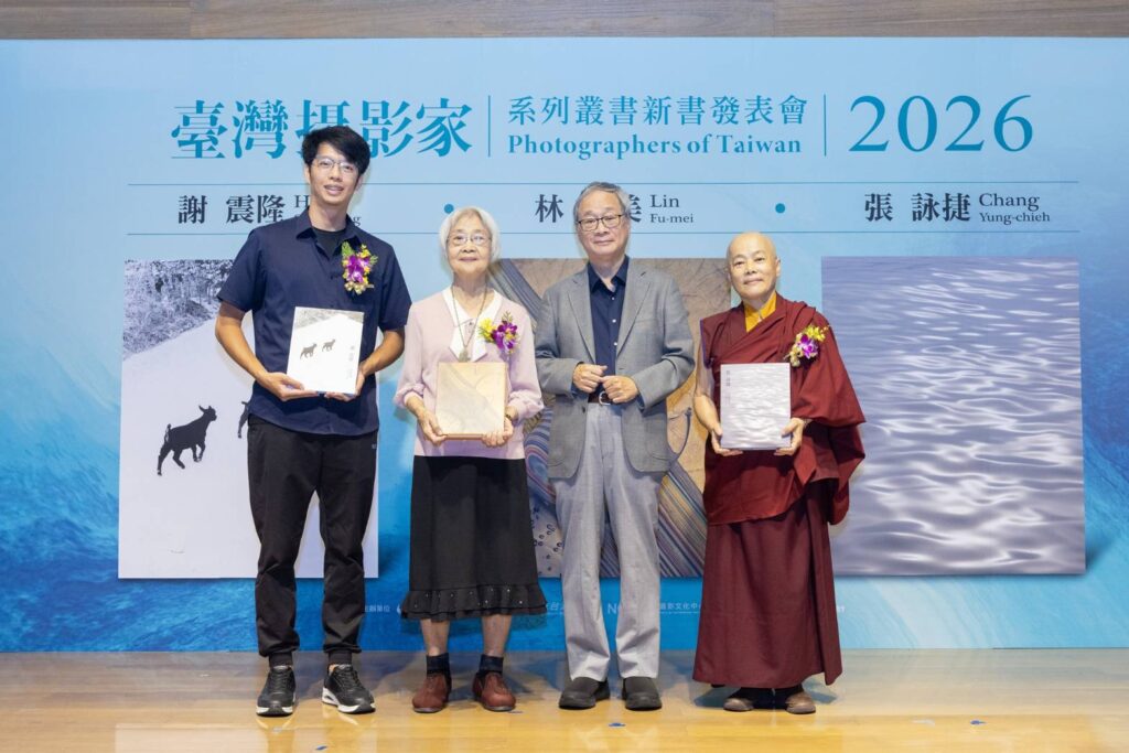 ▲文化部長李遠（右二）與三位攝影家合影留念。（圖/文化部 提供）
