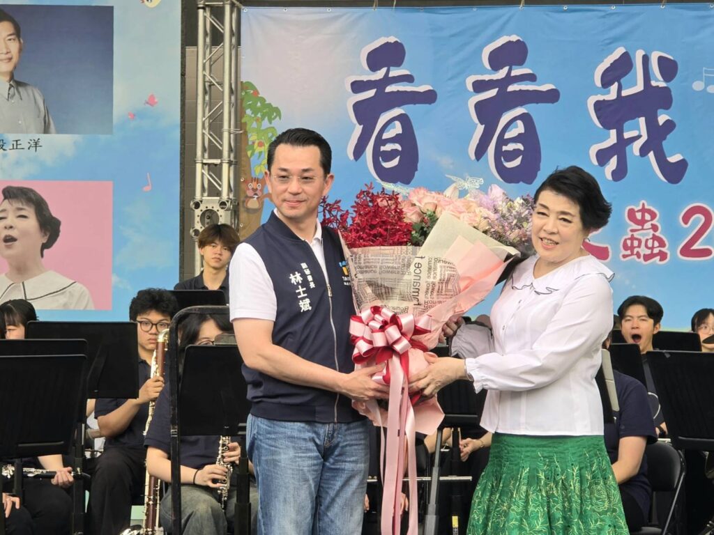 ▲臺北市政府副秘書長林士斌（左）代表市府贈送可觀的捧花給簡文秀教授，讓主辦親子音樂會長達10年的簡文秀教授備顯實至名歸的榮耀。（記者 詹佳綺/攝）