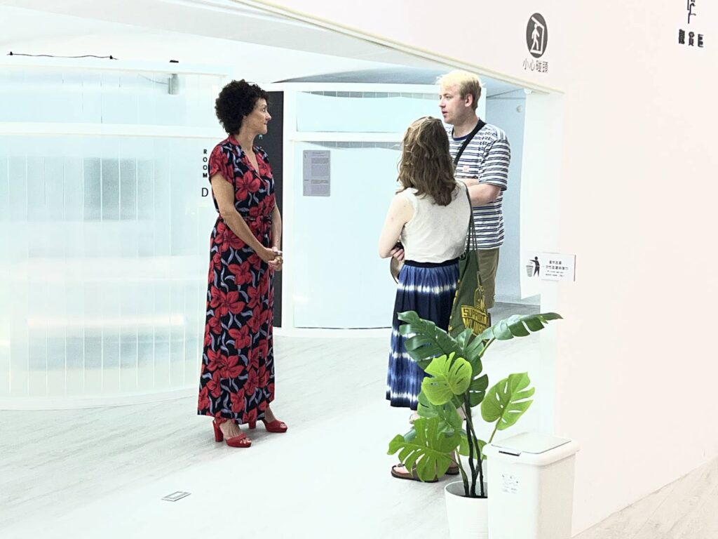 ▲展覽藝術家於國美館展出期間所展現的藝術性與專注力。(圖/國美館 提供)