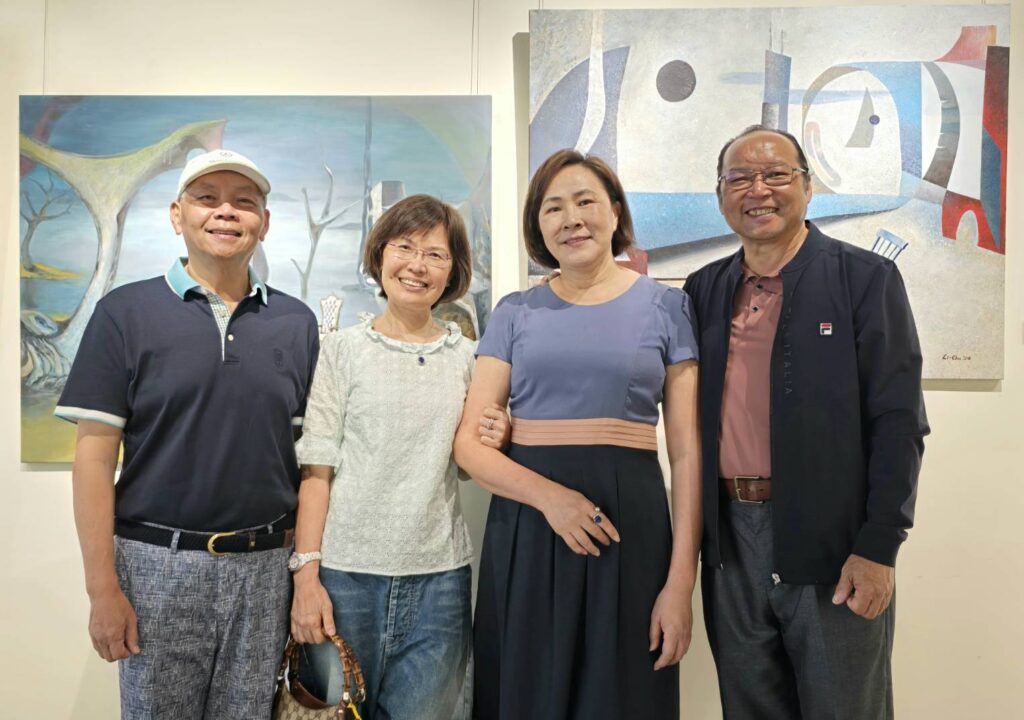 ▲開展首日好友前來道賀，莊麗珠（右二）與常年支持她的老公（右一）熱情接待並開心合影留念。（記者 詹佳綺/攝）