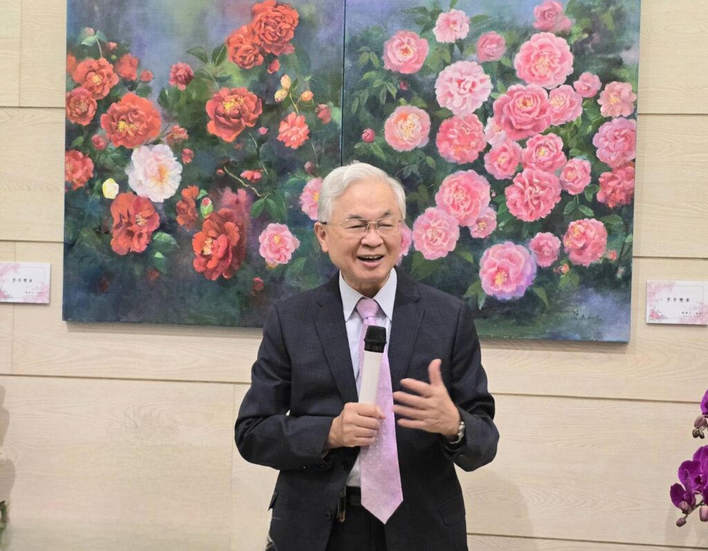 ▲書田診所陳明村執行長認為周碧玉老師的創作,用色大膽,筆觸靈動,帶給觀者賞心悅目的快感。(記者 詹佳綺/攝)