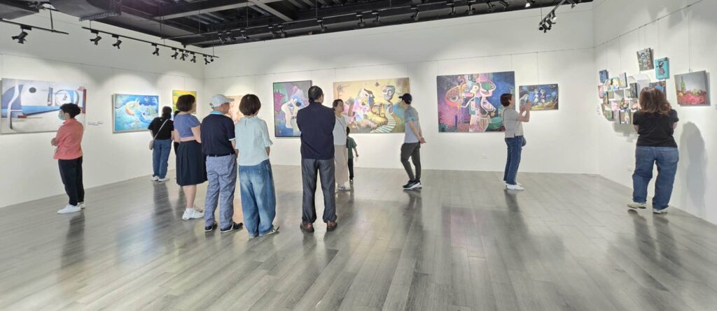 ▲「無有之境-莊麗珠2026創作個展」的展出首日,即有極多的藝文界人士與師長同學到場向莊麗珠道賀,場面相當熱烈。(記者 詹佳綺/攝)
