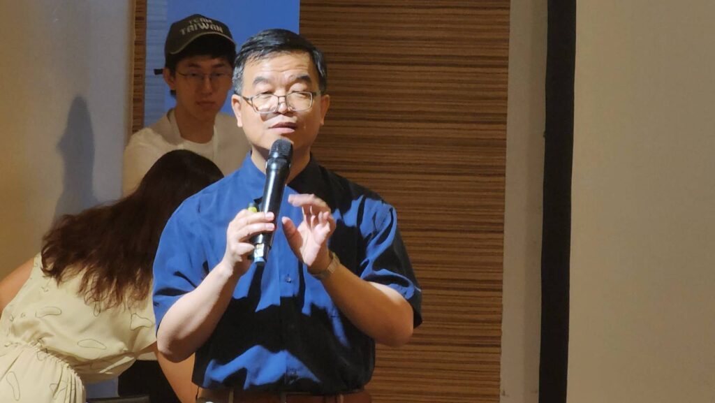 ▲兒童文學作家王文華以設計的講題和學員們互動交流。(記者 辛澎祥/攝)