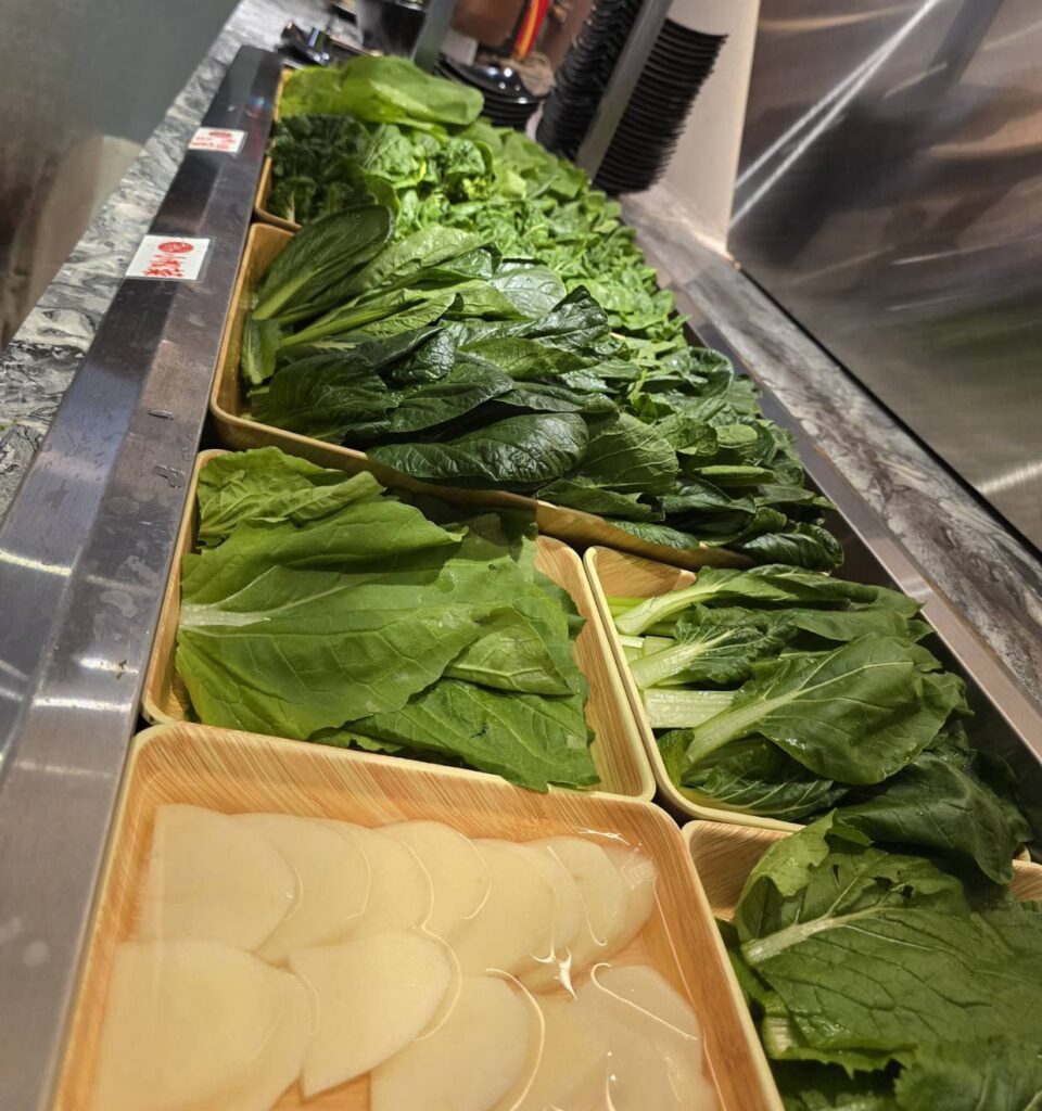 ▲與小農及農場簽約合作的每天直送有機蔬菜,讓追求身心健康與品質口感的食客們,享受到吃到飽的無限亮供應的驚喜。(記者 詹佳綺/攝)
