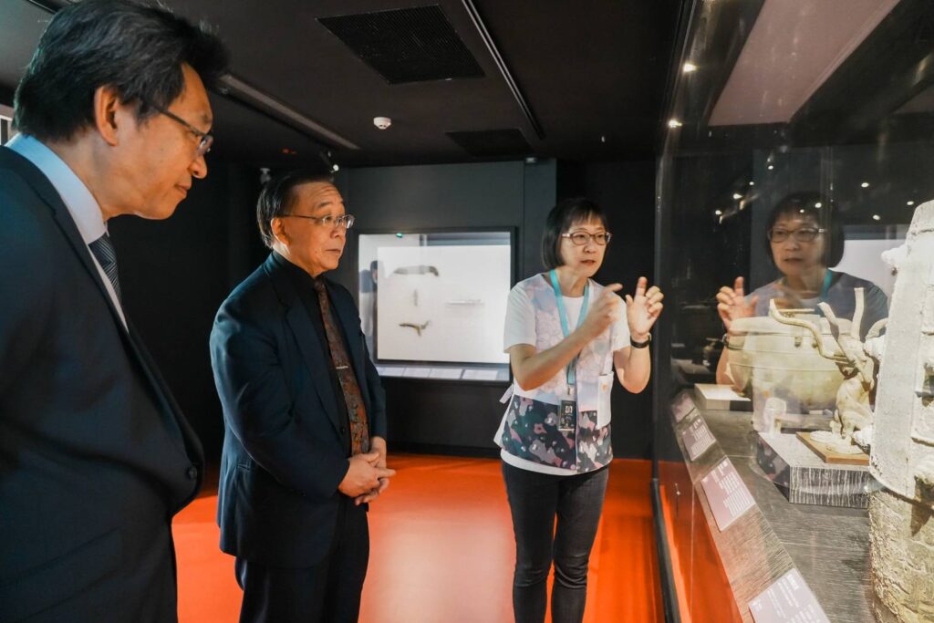 ▲史博館館方特別安排檔期藝術展品的導覽，為主客雙方負責人建構合作的利基。（圖/史博館 提供）
