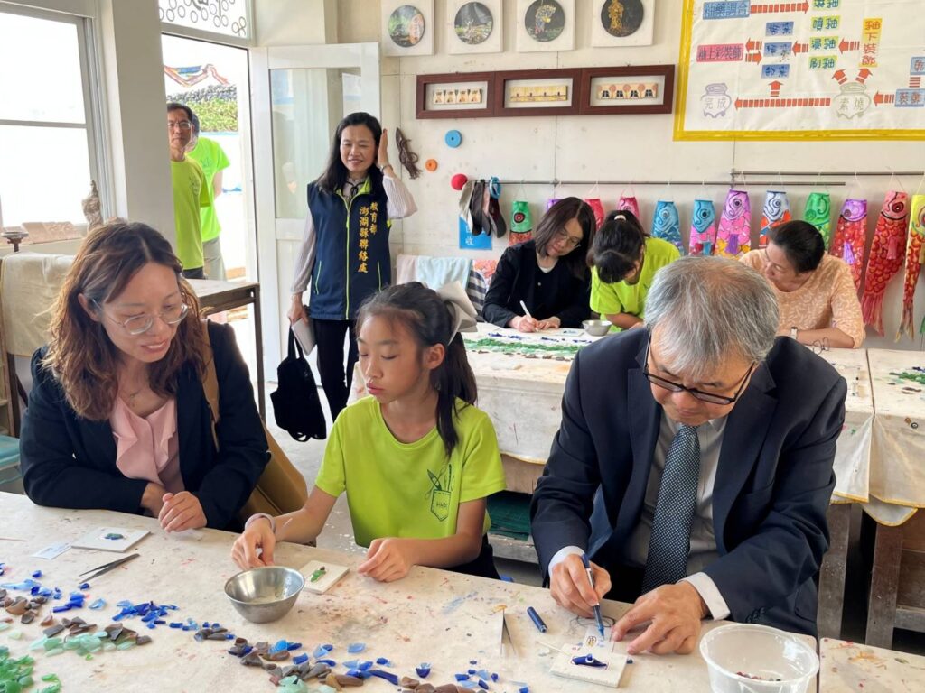 ▲教育部長鄭英耀(右)前往澎湖合橫國小參訪中小學運用海洋資源的情形。(圖/教育部 提供)