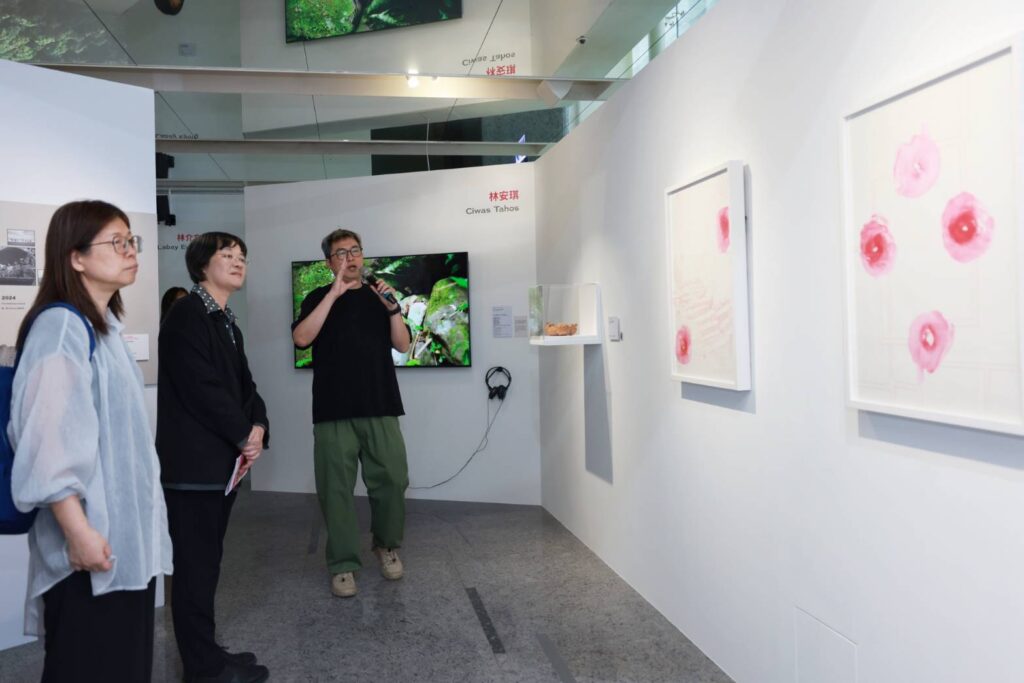 ▲國美館館長陳貺怡(左起)文化部次長徐宜君觀賞作品及聆聽導覽。(圖/文化部 提供)